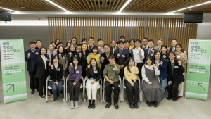 대학 임팩트 얼라이언스 준비위원회 발족식에 참여한 교수진 및 학생, 기관 관계자들이 기념사진을 찍고 있다