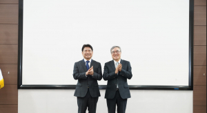 한국지방행정연구원 육동일 원장(왼쪽)과 한국행정연구원 권혁주 원장이 ‘공공부문 조직관리를 위한 대화’ 공동포럼을 개최했다