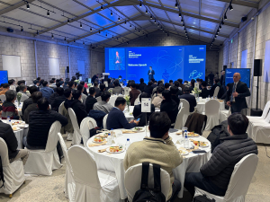 자이스 코리아 정현석 대표가 웰컴 스피치를 하고 있다