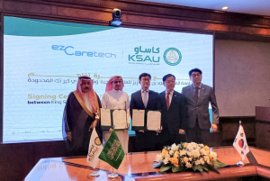 이지케어텍과 킹 사우드 빈 압둘아지즈 보건과학대학(KSAU-HS)이 MOU를 체결했다. 왼쪽부터 반다르 알 크나위 사우디 국가방위부 보건국 대표, 압둘모센 알 쿠시 KSAU-HS 부총장, 홍우선 이지케어텍 대표이사, 이형훈 보건복지부 제2차관, 문병준 주사우디 한국대사