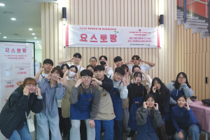 ‘이야기가 있는 가게 요스토랑’ 참여 청년들이 단체 사진을 촬영하고 있다