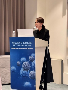 코젠바이오텍 백묘아 부사장이 전문가 자문 회의 참석자들에게 감사 인사를 전하는 모습