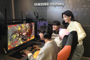 삼성전자 모델이 넥슨 플래그십 게이밍 공간 ‘메이플 아지트’에서 삼성 오디세이 게이밍 모니터로 게임을 체험하고 있다