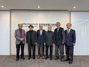 왼쪽부터 민수청 송수일·박영식 선생, 민주화운동기념사업회 이재오 이사장, 민수청 전대열·정수일 선생, 민주수호전학련 이신범 전 국회의원이 행사 종료 후 기념단체 사진을 촬영하고 있다