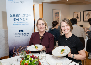 25일 서울 성북구 주한 노르웨이 대사관저에서 열린 ‘노르웨이 크랩류 감사 오찬회’에서 안네 카리 한센 오빈 주한 노르웨이 대사(오른쪽)와 잉에뵤르그 요르달 노르웨이수산물위원회 한국 매니저(왼쪽)가 노르웨이 레드 킹크랩을 활용한 요리를 선보이고 있다