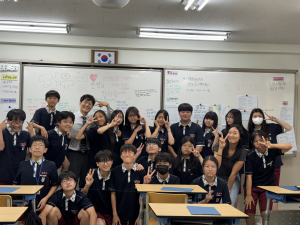 성보중학교 ‘우리는 긍정보물’ 수료식에서 프로그램 참가 청소년들이 기념사진을 촬영하고 있다