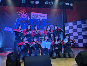 ‘제11회 구로청소년댄스축제’ 수상 팀이 기념사진을 촬영하고 있다