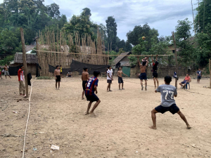 난민 캠프 아동들이 정신건강 프로그램의 일환으로 스포츠 활동을 하고 있다(사진=IRC)