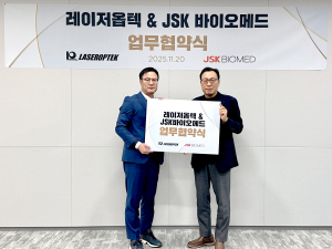 이창진 레이저옵텍 대표(오른쪽)와 마지헌 JSK바이오메드 대표가 업무협약 체결식에서 기념 사진을 촬영하고 있다(사진=레이저옵텍)