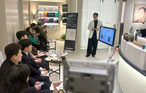 라운드 테이블 미팅에서 참석자들이 서영한 대표원장의 강연을 경청하고 있다(사진=레이저옵텍)