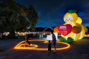 ‘2025 성밖숲 나이트워킹’에 참석한 가족들이 대형 참별이 조형물과 함께 행사를 즐기고 있다