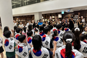 ‘2025 별바다 부산 나이트 페스타’ 만족도 1위 프로그램인 ‘부산근현대역사관 나이트 키즈 투어’를 즐기는 아이들