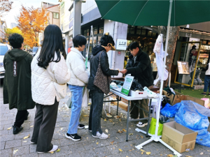 제로웨이스트 실천캠페인 현장 사진(출처: 더하트컴퍼니)
