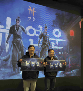 ‘연운’의 미디어 쇼케이스 현장. 왼쪽부터 넷이즈게임즈 한국 홍보총괄 겸 퍼블리싱 총괄 이세영 이사, 연운 퍼블리싱 총괄 에릭 정