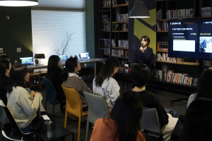다섯 번째 프로젝트 줌인 세미나에서 시각장애 학생 인터넷 강의 접근성 향상 프로젝트를 주제로 이하늘 매니저가 발표를 진행했다