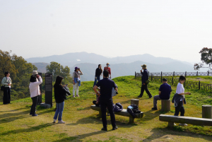 SNS 리뷰어들이 화성당성에서 문화관광해설사의 설명을 듣고있다