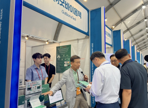 굿바이옴텍 이완규 대표가 제천 EXPO 부스에서 제품을 설명하고 있다