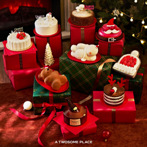 투썸플레이스 2025 홀리데이 시즌 케이크 라인업. 맨 윗줄 왼쪽에서 첫 번째 ‘화이트 체리 샤를로뜨’, 왼쪽에서 네 번째 ‘샤이닝 산타’