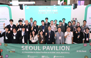 ‘스마트시티 엑스포 월드콩그레스 2025(SCEWC 2025)’가 4일(현지시간) 스페인 바르셀로나 피라그란비아에서 개막한 가운데 서울관에서 김만기 서울AI재단 이사장과 강남구청 및 서울시 AI 혁신솔루션 보유기업 관계자들이 기념 촬영을 하고 있다