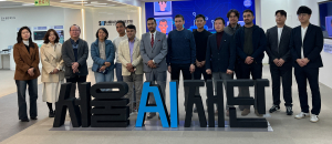 네팔·키르기스스탄·부탄·우즈베키스탄 ICT 부처 고위 공무원과 한국지능정보사회진흥원(NIA) 관계자들이 서울AI스마트시티센터에서 단체 기념 촬영을 하고 있다