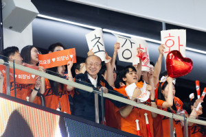 한화그룹 김승연 회장이 임직원들과 함께 한화이글스 경기를 응원하고 있다