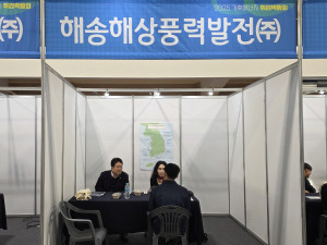 5일 목포해양대학교 캠퍼스에서 열린 ‘2025 MMU 취업박람회’에서 해송해상풍력발전 이법주 전무를 포함한 임직원 관계자와 학생이 진로 상담을 진행하고 있다