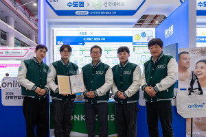 RISE 프로그램 참여후기 공모전 대상(교육부장관상)을 수상한 ‘온리브’ 팀. 왼쪽부터 권영찬 학생(산업공학과), 노민 학생(사회환경공학부), 강린우 RISE사업단 사업부단장, 김민혁 학생(사회환경공학부), 연창모 지도교수