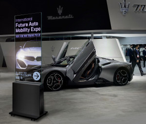 투명 디지털배너가 전시회 입구에 설치된 모습. 공간과 조화를 이루며 높은 시인성과 심미성을 보여준다