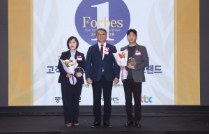 하이서울유스호스텔 홍승현 본부장(왼쪽 첫 번째)이 ‘2025 포브스코리아 고객신뢰도 1위 프리미엄 브랜드 대상’ 수상 후 기념사진을 찍고 있다