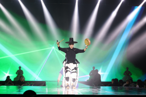 융합의 서곡에서 엔젤로보틱스의 웨어러블 로봇 ‘M20’을 착용한 김평호 예술감독이 감격스러운 첫 걸음을 내딛고 있다