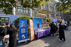 학생들이 한국공학대학교 청년정책 홍보 행사에 참여하고 있다