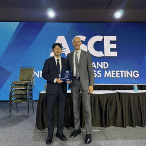 서울대학교 건설환경공학부 윤시후 박사과정생(왼쪽)이 ASCE 2025 Convention에서 ASCE Journal of Management in Engineering의 최우수 논문상 수상 후 기념 촬영을 하고 있다