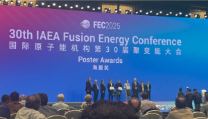 서울대학교 공과대학 에너지시스템공학부 곽진우 박사과정생(왼쪽에서 네 번째)이 ‘2025 FEC 신진 연구자 우수 포스터 상’을 수상하고 있다