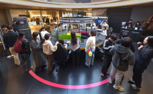 관람객들이 삼성 오디세이 게이밍 모니터와 갤럭시 스마트폰으로 게임 플레이를 경험할 수 있는 ‘오디세이 게임 스테이션’ 팝업 체험존을 방문하고 있다