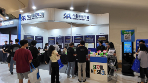 지난해 코리아 핀테크 위크 2024에서 서울핀테크랩, 제2서울핀테크랩 운영진들과 입주 기업들이 공동 전시 부스를 통해 참관객들과 소통하며 기업을 홍보하고 있는 장면