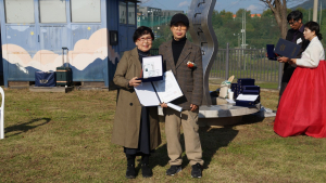 북한강문학제에서 제22회 풀잎문학상 본상을 수상하는 이복희 수필작가