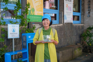 제주 헤리티지 공로상 수상자 서명숙. 제주올레 이사장 서명숙 수상자는 지난 18년간 제주 올레길 437km를 순수 민간 주도로 조성하며 제주 도보 여행 문화를 정착시키는 데 기여했다. 또한 ‘클린올레’ 캠페인을 통해 탐방객 참여형 환경 보전 활동을 확산하고 ‘손심엉 올레’ 등 사회적 약자 참여 프로그램을 운영하며 모두가 함께하는 지속가능한 제주 관광 모델을 구축했다. 현재는 일본과 몽골 등 해외 지역에 올레길 모델을 전파하여 제주형 생태관광의 국제 브랜드화에 앞장서고 있다