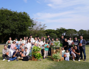 ‘제주의 자연과 함께한 10년’ 이니스프리 모음재단이 올해로 설립 10주년을 맞았다. 재단은 창업주 고(故) 서성환 선대 회장의 ‘제주의 돌 하나, 나무 한 그루도 원형 그대로 보전해야 한다’는 철학을 바탕으로 제주의 자연과 사람을 지키는 공익 활동을 꾸준히 이어왔다. 2023년 재단은 제주 도민들에게 황근 묘목을 배포했다. 도민들은 가정에서 묘목을 키운 뒤 2024년 비양도에 함께 심으며 생태 복원에 참여했다