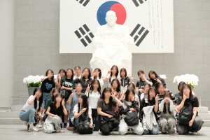 대원여자고등학교 학생들이 백범김구기념관에서 독립투어를 진행하고 있다