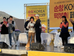 시상자인 순천발효관광재단 선윤숙 대표(왼쪽에서 5번째)와 함께한 강동훈 실장(왼쪽에서 6번째)