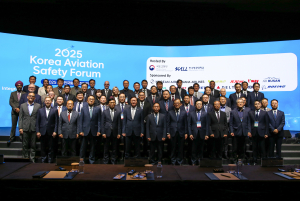 한국항공대학교가 26일 그랜드하얏트 인천에서 국토교통부와 공동으로 개최한 ‘2025 대한민국 항공안전포럼(2025 Korea Aviation Safety Forum)’에 참석한 국내·외 항공 관련 기관(기업) 관계자들이 기념촬영을 하고 있다