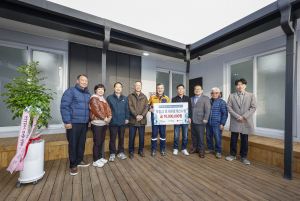 포스코스틸리온 천시열 사장(왼쪽에서 5번째)이 두꺼비하우스 후원금을 전달하고 있다