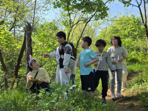 극화를 바탕으로 숲을 탐색하는 아이들