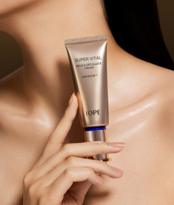 아이오페 ‘슈퍼바이탈 넥 앤 데콜테 크림’