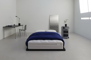 슬로우베드가 미디엄 소프트·하드 양면 구조로 호응을 얻은 온라인 전용 ‘이브닝 리버서블’ 매트리스에 퀸(Q)·킹(K) 사이즈를 추가 출시했다