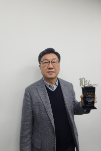 김광희 이노카 대표이사가 감사패를 소개하고 있다