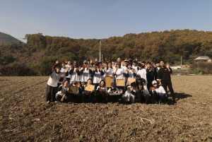 괴산 지역에서 임직원들과 함께한 환삼덩굴 제거 활동 모습(제공=아로마티카)