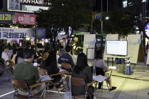 시(詩)멘트 라디오: 신촌스타광장에서 박준 작가와 함께한 시민 참여형 오픈 문예살롱 운영 모습