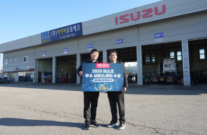 왼쪽부터 아이비오토테크 박영근 대표와 큐로모터스 김석주 대표이사가 기념사진 촬영을 하고 있다