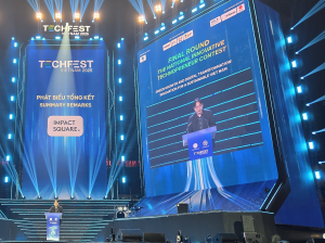 12월 12일 열린 ‘TECHFEST VIETNAM 2025’의 데모데이 행사에서 임팩트스퀘어 도현명 대표가 마무리 인사를 하고 있다